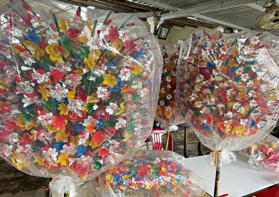 Hàng chục, hàng trăm cành hoa giấy Thanh Tiên được kết thành cành lớn và đưa đi bán tại các chợ, đường phố trong thành phố Huế. (Ảnh: Mai Trang/TTXVN) 