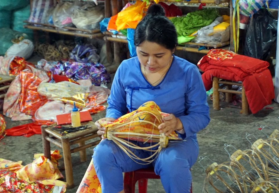 Đèn lồng được sản xuất ở thành phố hội An gồm có các loại đèn tỏi, ú, kim cương, trụ, cà ná, đĩa bay, dù. (Ảnh: Trịnh Bang Nhiệm/TTXVN)