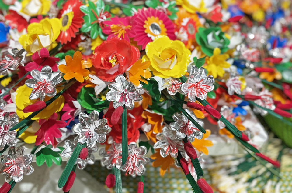  Hoa giấy Thanh Tiên mang ý nghĩa Tam Cương-Ngũ Thường, ba cành hoa ở giữa tượng trưng cho Trung-Hiếu-Nghĩa; trong đó, luôn có một chiếc hoa màu vàng hoặc đỏ được làm to nhất tượng trưng cho đấng minh quân. Năm bông hoa hai bên tượng trưng cho Nhân-Lễ-Nghĩa-Trí-Tín. (Ảnh: Mai Trang/TTXVN)