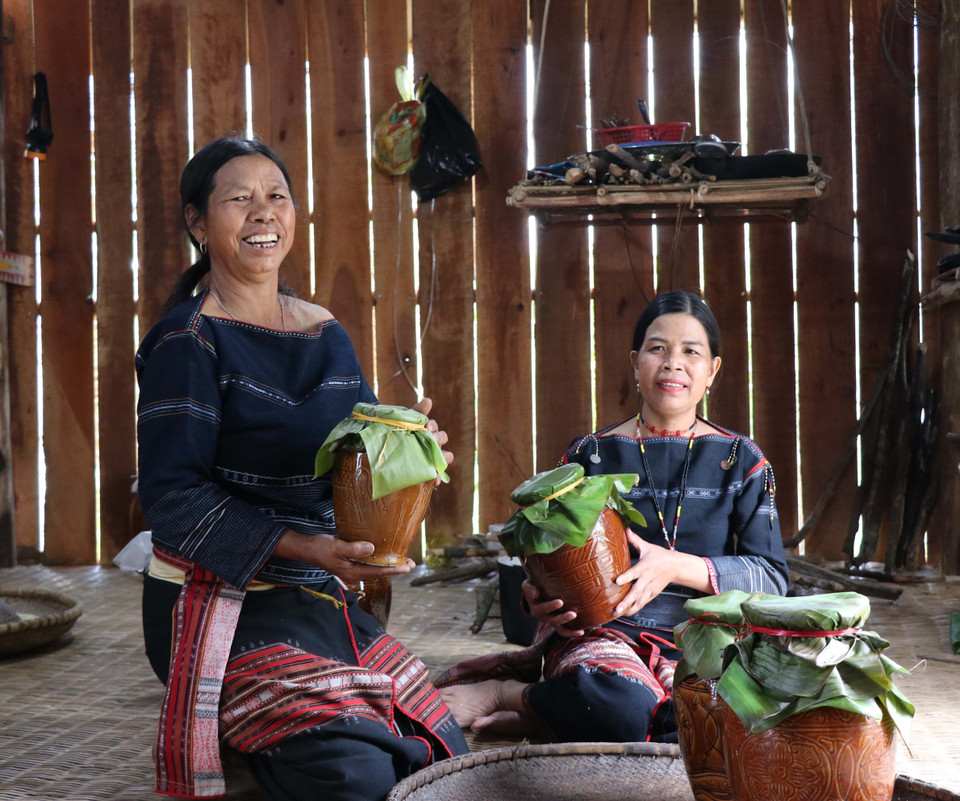 Rượu ghè, thức uống không thể thiếu trong các mùa lễ hội của người dân tộc thiểu số Tây Nguyên. (Ảnh: Hồng Điệp/TTXVN)
