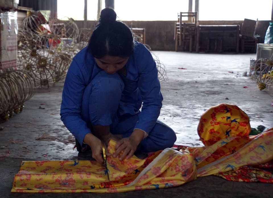 Hằng năm, thời gian bận rộn nhất của người dân làm nghề đèn lồng truyền thống ở thành phố Hội An là vào tháng Chạp (Âm lịch) để phục vụ nhân dân đón Tết Nguyên đán truyền thống của dân tộc. (Ảnh: Trịnh Bang Nhiệm/TTXVN)