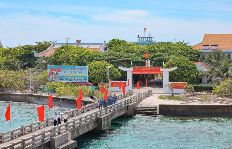 Ngày nay, đảo Trường Sa lớn đã được che phủ bởi màu xanh của nhiều cây lớn, tạo bóng mát, giúp điều hoà khí hậu. (Ảnh: Hoàng Hiếu/ TTXVN)