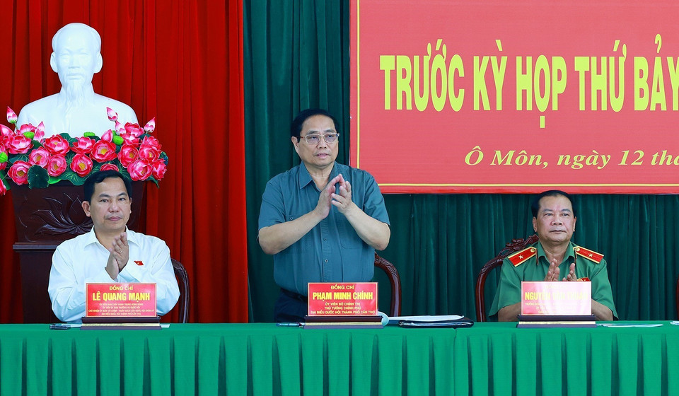 Thủ tướng Phạm Minh Chính tiếp xúc cử tri quận Ô Môn, thành phố Cần Thơ. (Ảnh: Dương Giang/TTXVN)