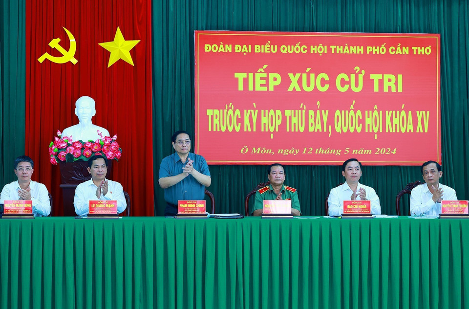 Thủ tướng Phạm Minh Chính và Đoàn Đại biểu Quốc hội thành phố Cần Thơ tiếp xúc cử tri quận Ô Môn. (Ảnh: Dương Giang/TTXVN)