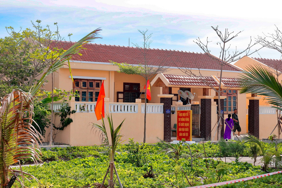 Màu xanh của cây cối hoà cùng những ngôi nhà mới khang trang giúp đời sống quân và dân trên đảo Đá Tây A thêm an nhiên. (Ảnh: Hoàng Hiếu/TTXVN)