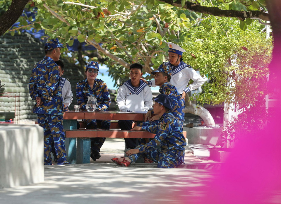 Dưới bóng cây rợp mát trên đảo Sinh Tồn Đông. (Ảnh: Hoàng Hiếu/TTXVN)