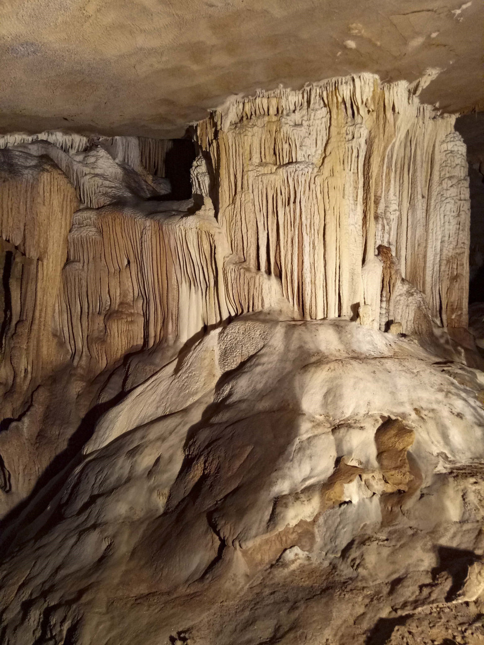 Hang động Thẳm Khến có nhiều nhũ đá tạo nên vẻ đẹp hoang sơ, huyền bí. (Ảnh: Xuân Tư/TTXVN)