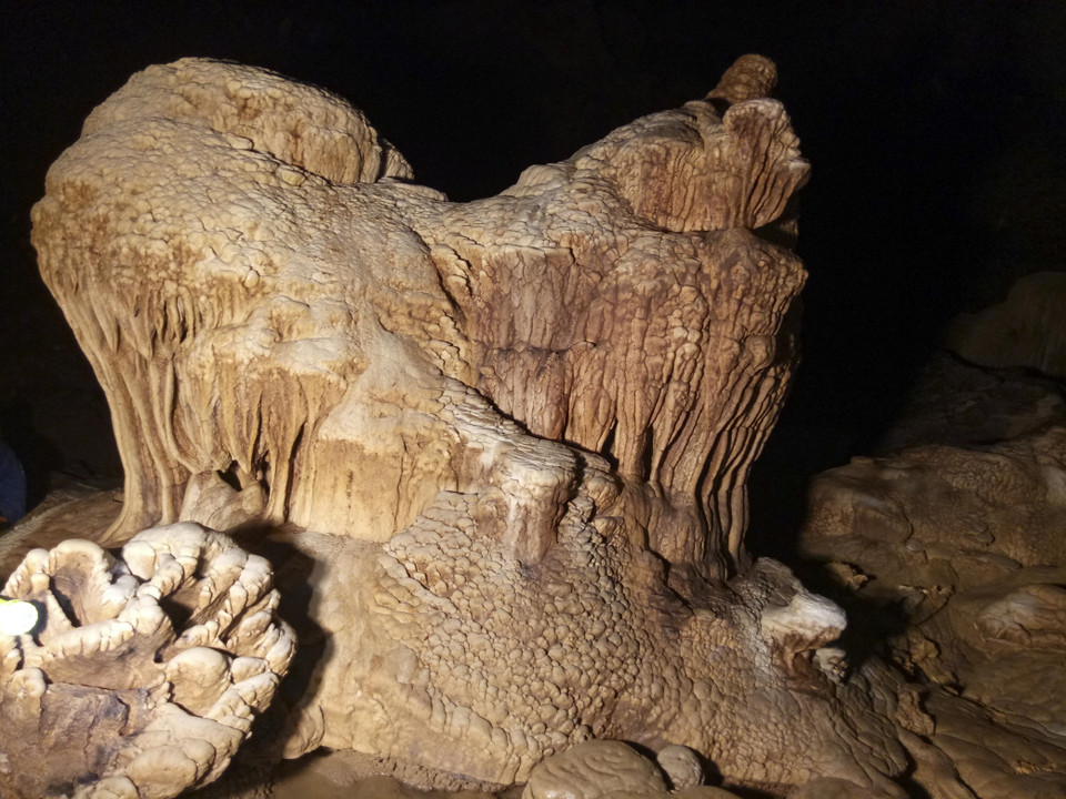Những nhũ đá mọc từ dưới lên với nhiều hình thù kỳ lạ, độc đáo. (Ảnh: Xuân Tư/TTXVN)