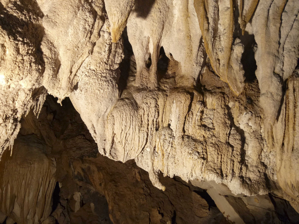 Các nhũ đá từ trên trần hang tạo nên những hình thù sinh động. (Ảnh: Xuân Tư/TTXVN)