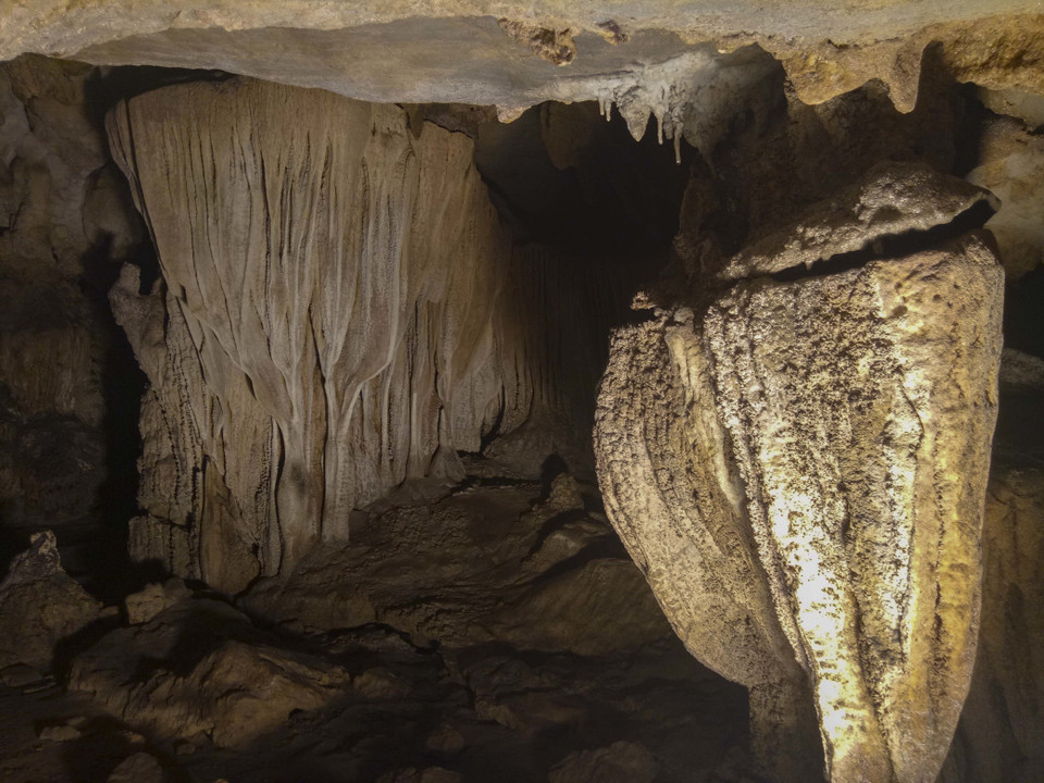 Hang động Thẳm Khến được hình thành cách đây hàng triệu năm, gồm 2 hang động với nhiều khoang. (Ảnh: Xuân Tư/TTXVN)