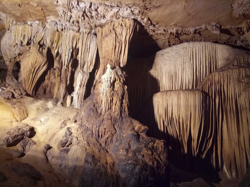 Hang động Thẳm Khến có nhiều nhũ đá tạo nên vẻ đẹp hoang sơ, huyền bí. (Ảnh: Xuân Tư/TTXVN)