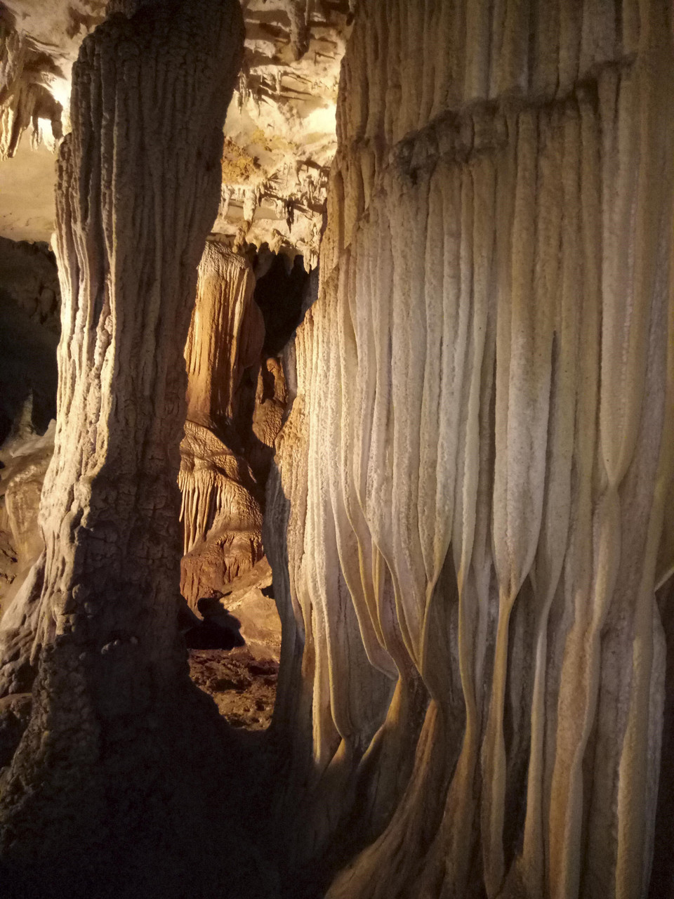 Các nhũ đá rủ xuống từ trên trần hang. (Ảnh: Xuân Tư/TTXVN)