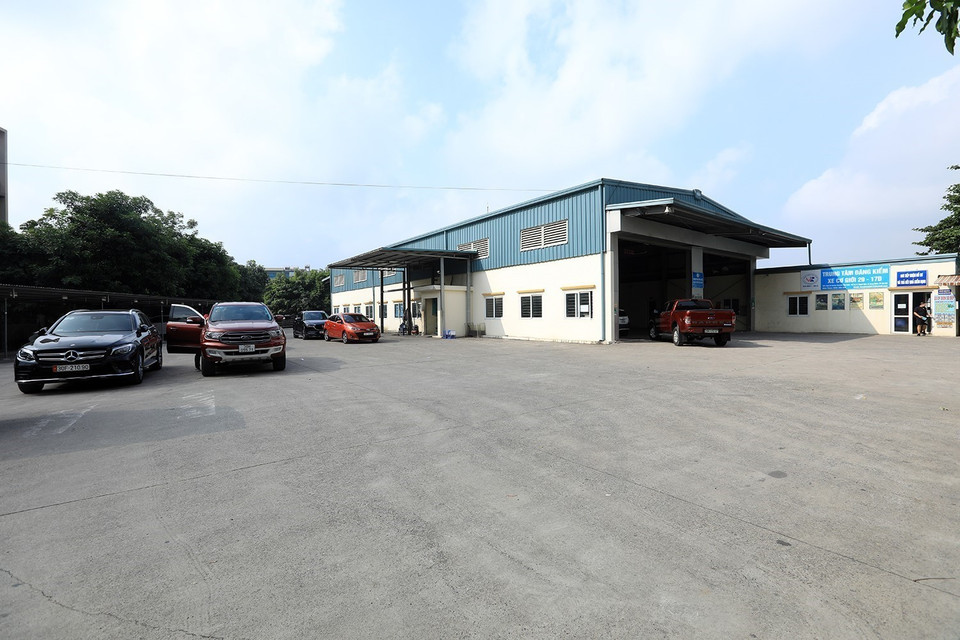 Theo quy định mới của Bộ Giao thông Vận tải, xe chưa qua sử dụng được miễn kiểm định lần đầu, chủ xe được cấp tem và giấy chứng nhận tại các trung tâm đăng kiểm mà không phải mang xe đến. (Ảnh: Tuấn Anh/TTXVN)