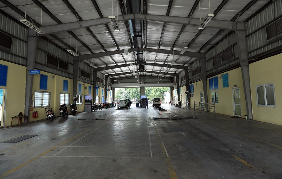 Cảnh vắng vẻ tại Trung tâm đăng kiểm 29-17D. (Ảnh: Tuấn Anh/TTXVN)