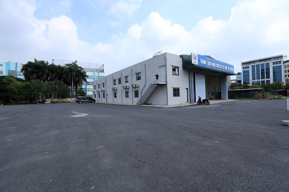 Cảnh vắng vẻ, đìu hiu tại Trung tâm đăng kiểm 29-25D. (Ảnh: Tuấn Anh/TTXVN)