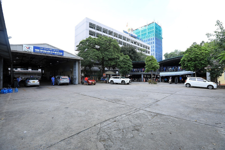 Rất ít phương tiện đến đăng ký kiểm định tại Trung tâm đăng kiểm 29-03V. (Ảnh: Tuấn Anh/TTXVN)