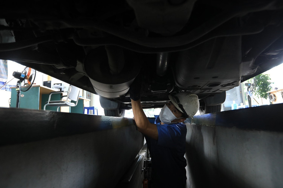 Kéo dài chu kỳ kiểm định đầu tiên với ôtô chở người đến 9 chỗ không kinh doanh vận tải từ 30 tháng như trước đây lên 36 tháng. (Ảnh: Tuấn Anh/TTXVN)