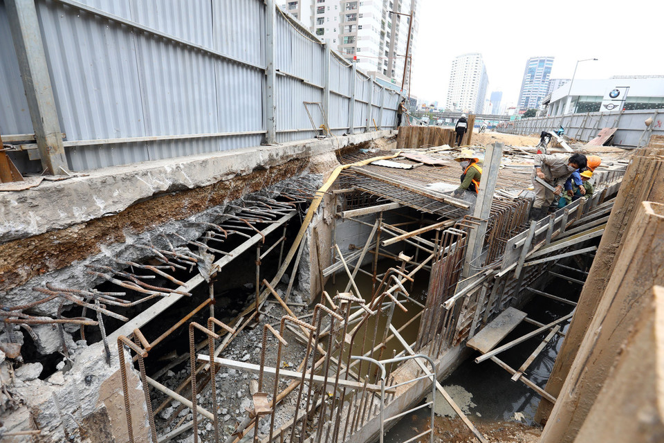 Bên phía đường Lê Văn Lương, nhà thầu FECON đang triển khai đấu nối hệ thống cống 2,5mx2,5m và 2,8mx2,8m vào hệ thống cống Hòa Mục, dự kiến 10/1 hoàn thành. (Ảnh: Huy Hùng/TTXVN)