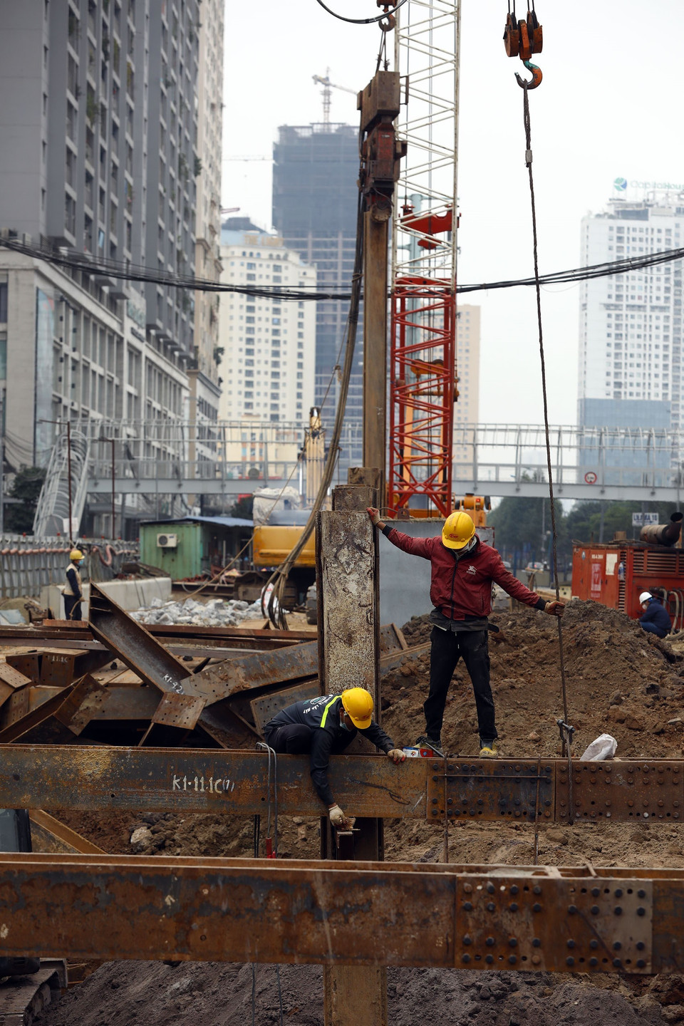 Những ngày này trên 100 công nhân thi công xuyên Tết Dương lịch 2022 để đảm bảo tiến độ. (Ảnh: Huy Hùng/TTXVN)