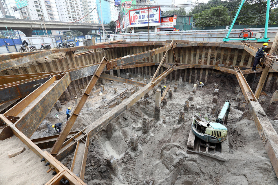 Bên phía hầm hở phía đường Tố Hữu các nhà thầu đã hoàn thiện phần móng cọc và cọc ván thép đang tiến hành đào đất, lắp đặt khung chống. (Ảnh: Huy Hùng/TTXVN)