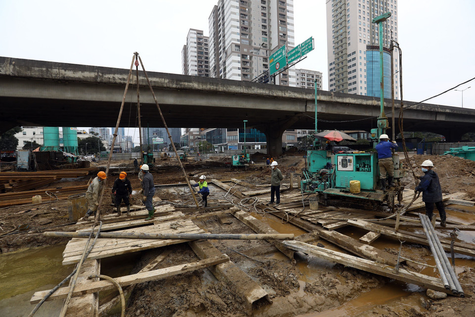 Tại khu vực thi công hầm kín, công nhân tiến hành gia cố nền cọc ximăng đất, đã hoàn thành được 85%, dự kiến hoàn thành vào 15/1. (Ảnh: Huy Hùng/TTXVN)