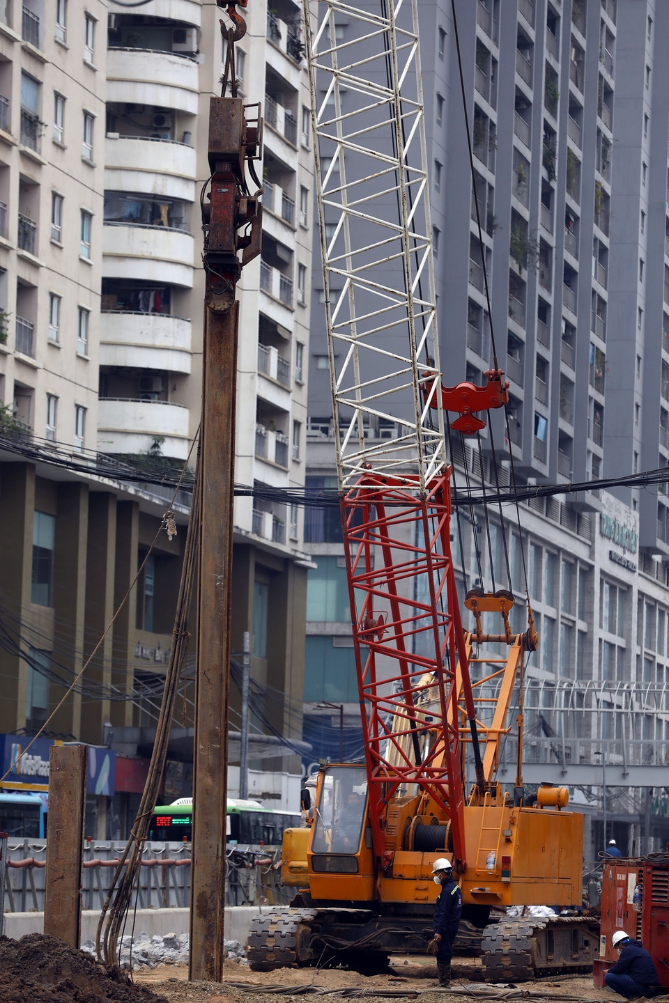 Hầm hở phía Tố Hữu gồm 4 đốt hầm hở. Thời điểm hiện tại đã hoàn thiện phần móng cọc và cọc ván thép. Lực lượng thi công đang tiến hành lắp khung chống và đào đất, dự kiến 20/1 đổ bêtông đáy móng. (Ảnh: Huy Hùng/TTXVN)