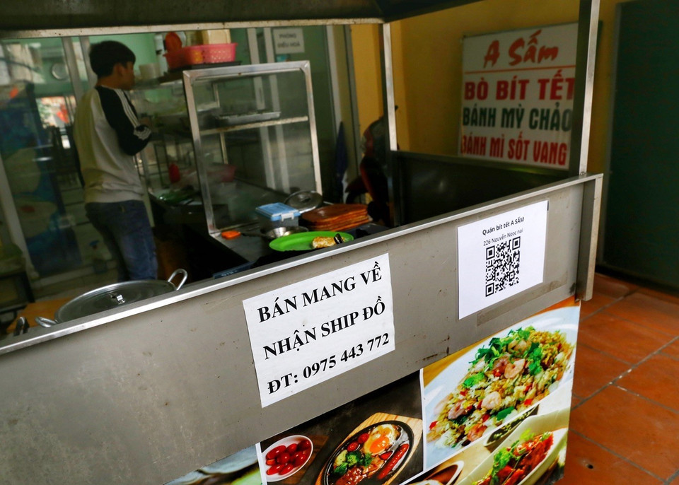 Một hàng ăn trên phố Nguyễn Ngọc Nại (quận Thanh Xuân) chỉ bán mang về. (Ảnh: Tuấn Đức/TTXVN)