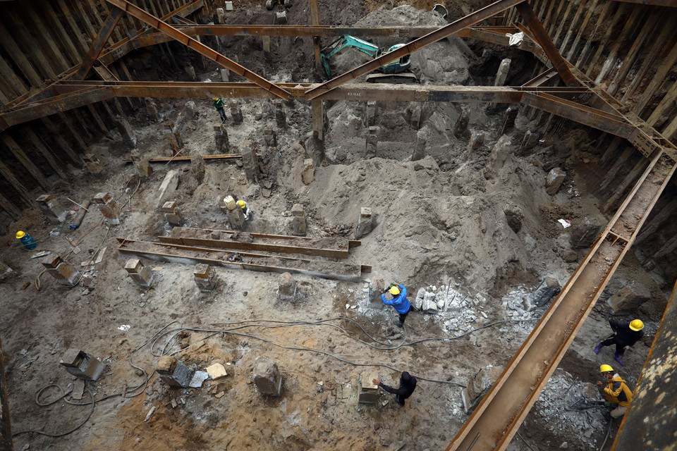 Công nhân đang tiến hành cắt đầu cọc, để chuẩn bị tiến hành đổ bêtông lớp lót vào 20/1. (Ảnh: Huy Hùng/TTXVN)