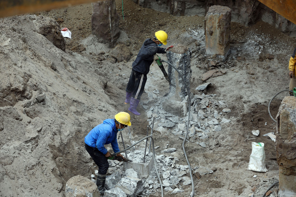 Công nhân CIENCO 4 thi công liên tục trong các ngày Tết Dương lịch 2022. (Ảnh: Huy Hùng/TTXVN)