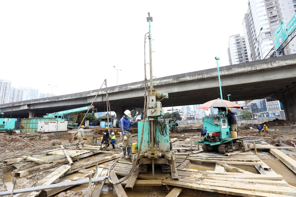 Tại khu vực thi công hầm kín đang là khu vực điểm găng của dự án, nhà thầu chia ca để đảm bảo thi công 24/24h. (Ảnh: Huy Hùng/TTXVN)