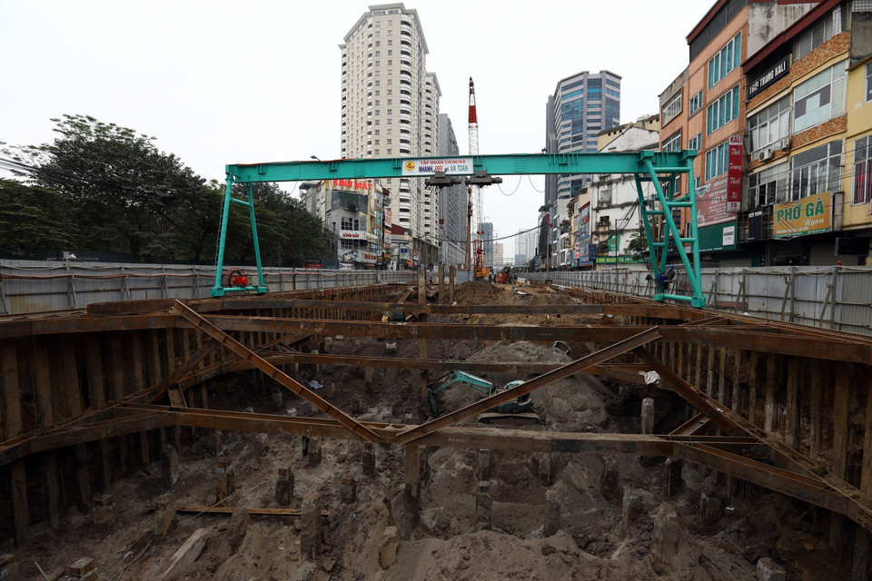 Đến thời điểm này tại hầm hở phía Tố Hữu đã lắp được 70/292 tấn khung chống. (Ảnh: Huy Hùng/TTXVN)