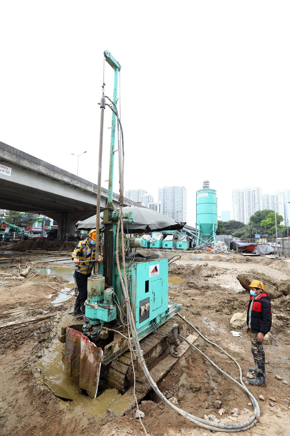 Dự kiến 15/1 sẽ hoàn thành hạng mục cọc đimăng đất, sau đó sẽ tiến hành triển khai đóng cọc ván thép và đào kết cấu hầm kín. (Ảnh: Huy Hùng/TTXVN)