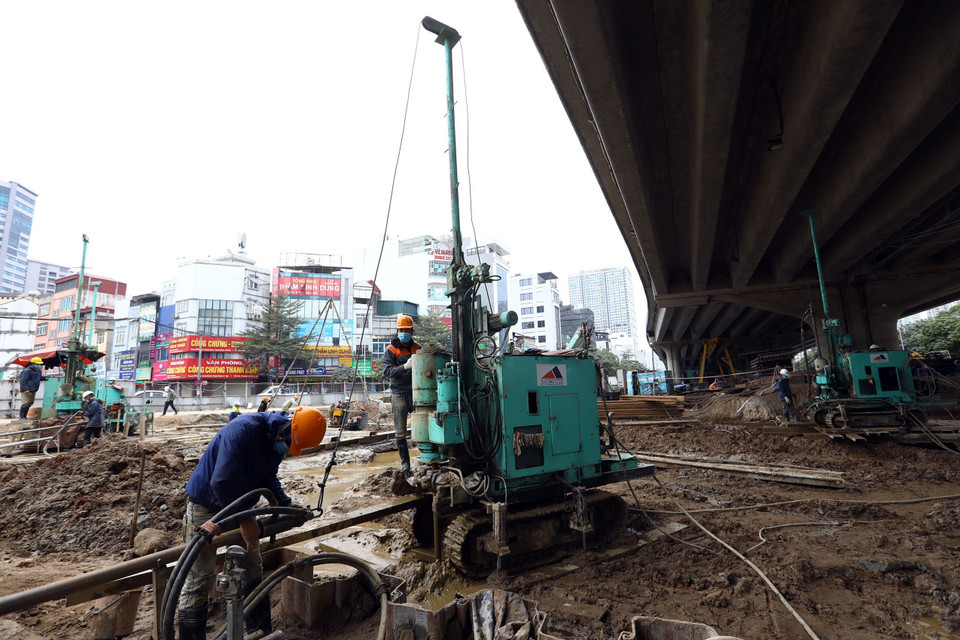 Khu vực hầm kín có chiều dài 22m phải tiến hành khoan 2100 cọc ximăng đất, đến nay đã khoan được 1.317 cọc. (Ảnh: Huy Hùng/TTXVN)