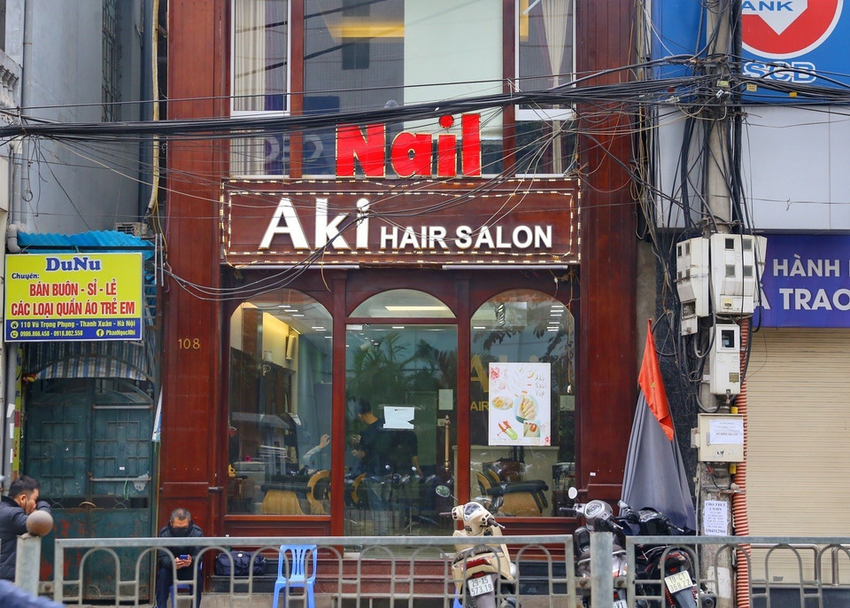 Dịch vụ cắt tóc tại quận Thanh Xuân (Hà Nội) vẫn được hoạt động nhưng phải tuân thủ nghiêm quy tắc 5K và đảm bảo công tác phòng, chống COVID-19. (Ảnh: Tuấn Đức/TTXVN)