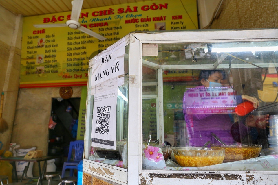 Một hàng chè trên phố Hoàng Văn Thái (quận Thanh Xuân) chỉ bán mang về. (Ảnh: Tuấn Đức/TTXVN)