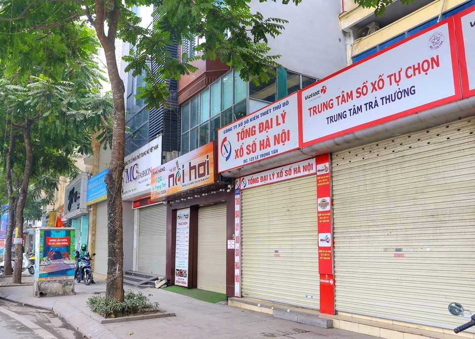 Nhiều cửa hàng kinh doanh không thiết yếu trên phố Lê Trọng Tấn (quận Thanh Xuân) tạm ngừng kinh doanh. (Ảnh: Tuấn Đức/TTXVN)