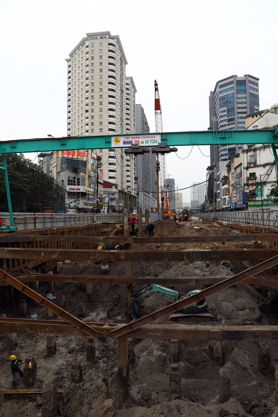 Với địa hành thi công chật hẹp, nhà thầu Cienco 4 dùng giá long môn chạy dọc tuyến để cung cấp vật tư vật liệu. (Ảnh: Huy Hùng/TTXVN)