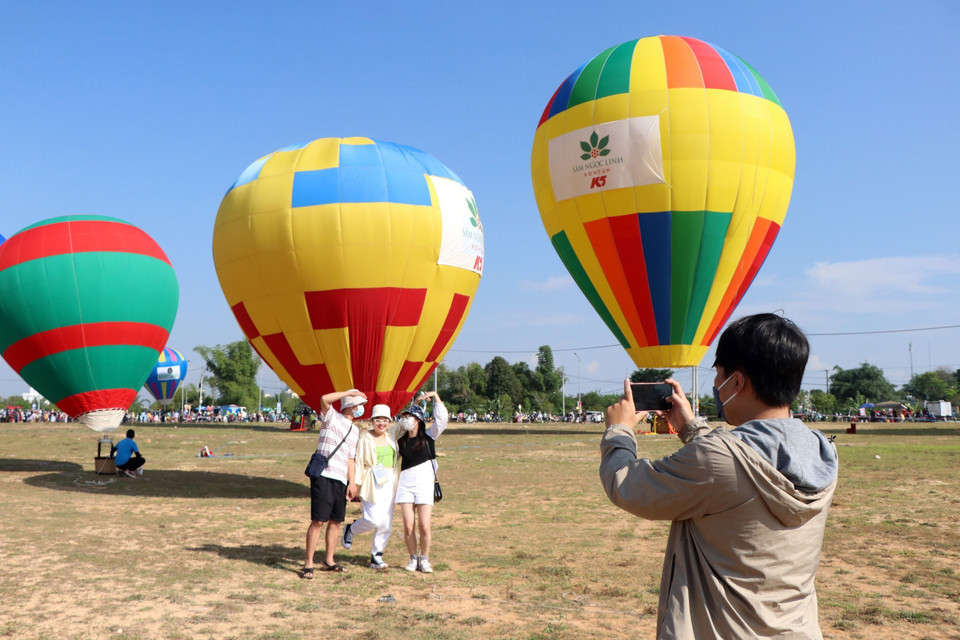 Những quả khinh khí cầu khổng lồ rực rỡ. (Ảnh: Khoa Chương/TTXVN)