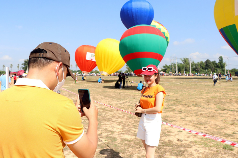 Lễ hội khinh khí cầu hấp dẫn nhiều du khách. (Ảnh: Khoa Chương/TTXVN)
