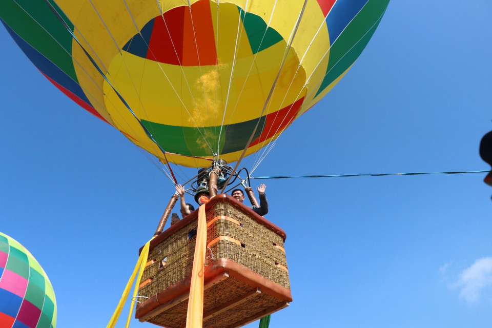 Các du khách đã có những trải nghiệm đặc biệt. (Ảnh: Khoa Chương/TTXVN)