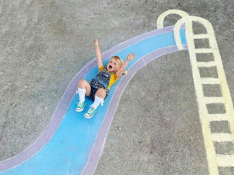  Hai người con gái lớn của cô là Montana và Cheyenne tham gia giúp mẹ tô đậm các nét bằng phấn.(Nguồn: Abbey Burns Tucker/Metro)