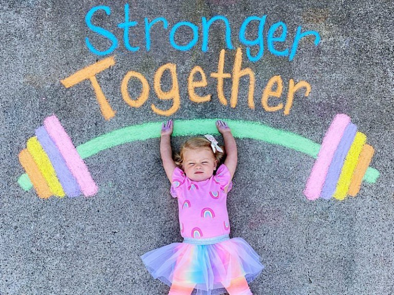 Mỗi ngày, họ đều tưởng tượng xem sẽ vẽ gì vào ngày hôm sau. (Nguồn: Abbey Burns Tucker/Metro)