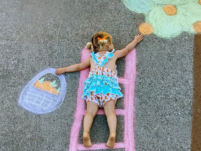 Chỉ bằng phấn màu cùng những hình vẽ đơn giản, Abbey đã vẽ những bức tranh cực kỳ sinh động làm nền cho cô bé. (Nguồn: Abbey Burns Tucker/Metro)