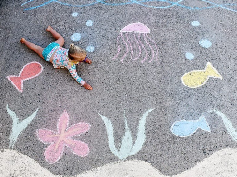 Hàng ngày, Abbey chụp lại hình các bức vẽ và đăng tải trên Facebook cùng những chú thích vui nhộn. (Nguồn: Abbey Burns Tucker/Metro)