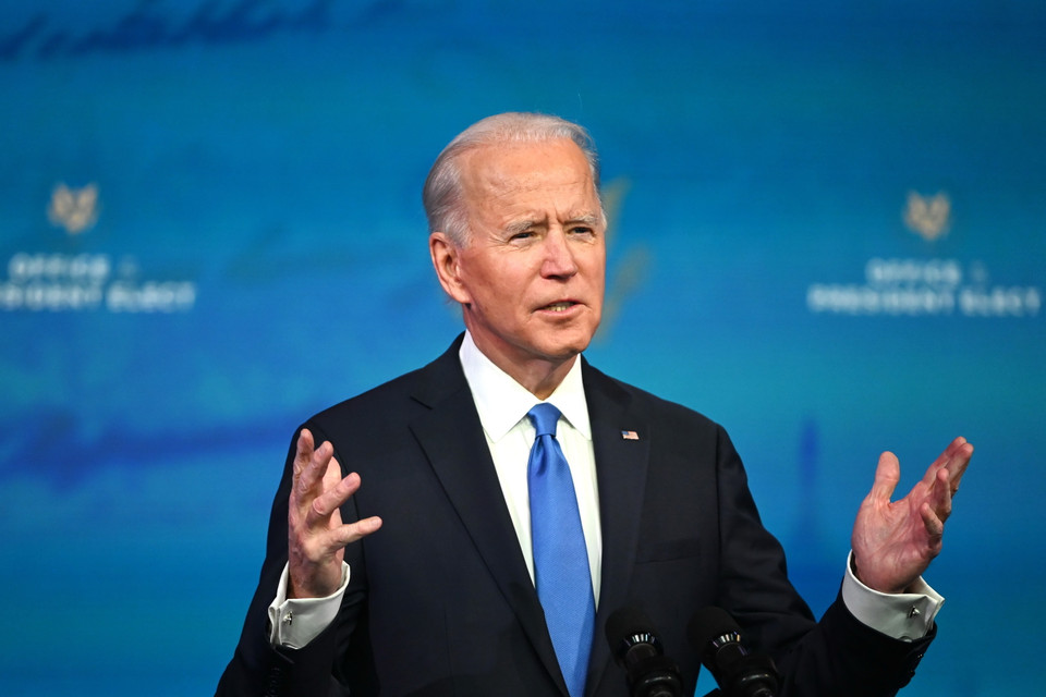 Chiến thắng của ông Joe Biden (trong ảnh) trong cuộc bầu cử Tổng thống Mỹ năm 2020 một lần nữa được củng cố vững chắc và khó có thể đảo ngược khi ngày 14/12/2020, cử tri đoàn đã bỏ phiếu xác nhận ông vượt qua đương kim Tổng thống Donald Trump trong cuộc đua vào Nhà Trắng vừa qua với 306 phiếu đại cử tri. (Ảnh: AFP/TTXVN)