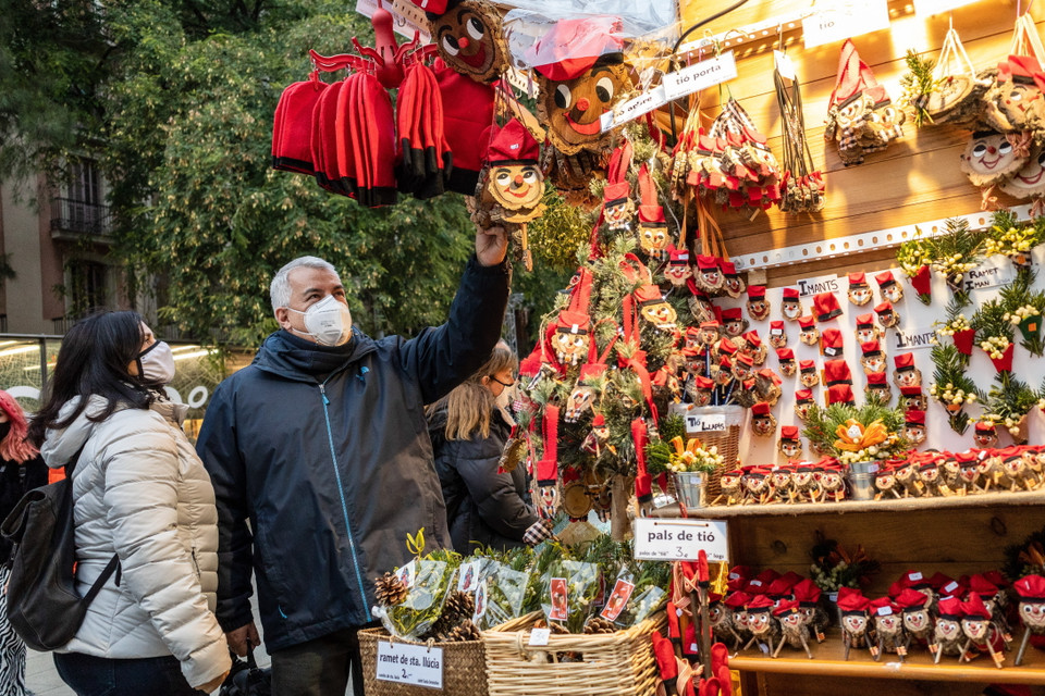 Người dân chọn mua đồ trang trí Giáng sinh tại Barcelona, Tây Ban Nha, ngày 1/12/2020. (Ảnh: THX/TTXVN)