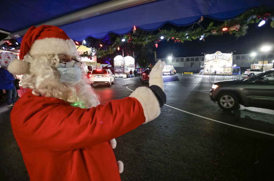 Dù đại dịch COVID-19 đang diễn biến phức tạp, nhiều nước trên thế giới vẫn chuẩn bị đón Giáng sinh và Năm mới theo những cách riêng. (Ảnh: THX/TTXVN)