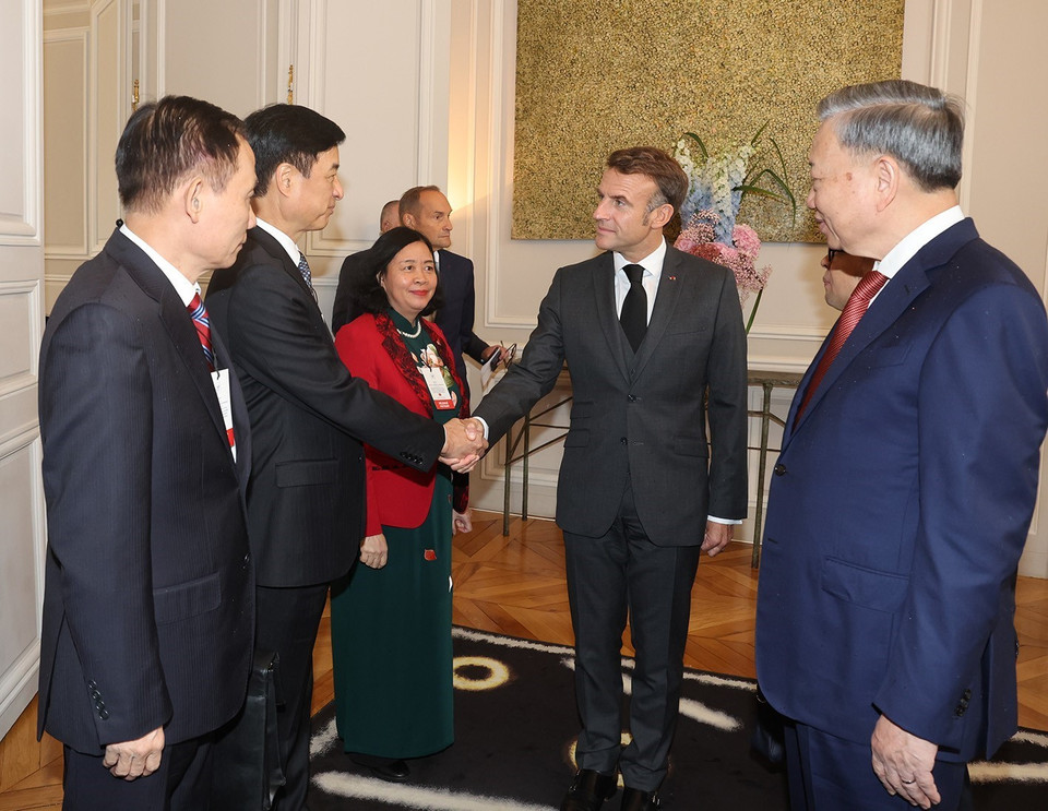 Tổng Bí thư, Chủ tịch nước Tô Lâm giới thiệu với Tổng thống Pháp Emmanuel Macron các đại biểu Việt Nam. (Ảnh: Trí Dũng/TTXVN)