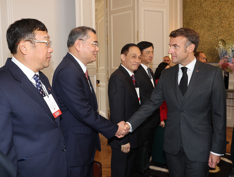 Tổng Bí thư, Chủ tịch nước Tô Lâm giới thiệu với Tổng thống Pháp Emmanuel Macron các đại biểu Việt Nam. (Ảnh: Trí Dũng/TTXVN)