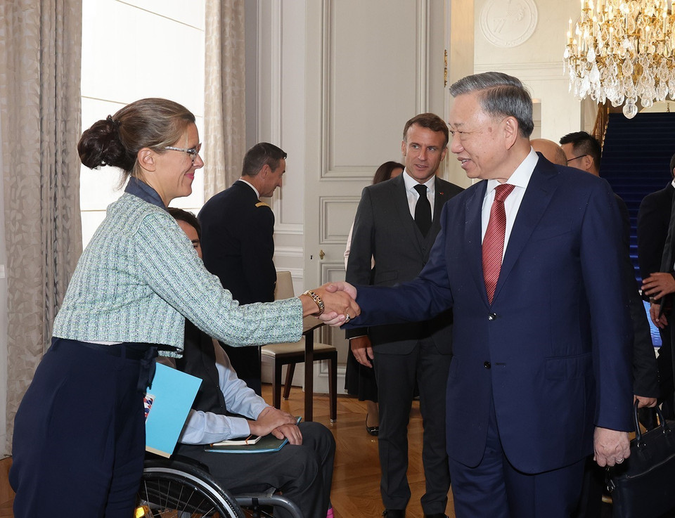 Tổng thống Pháp Emmanuel Macron giới thiệu với Tổng Bí thư, Chủ tịch nước Tô Lâm các đại biểu phía Pháp. (Ảnh: Trí Dũng/TTXVN)